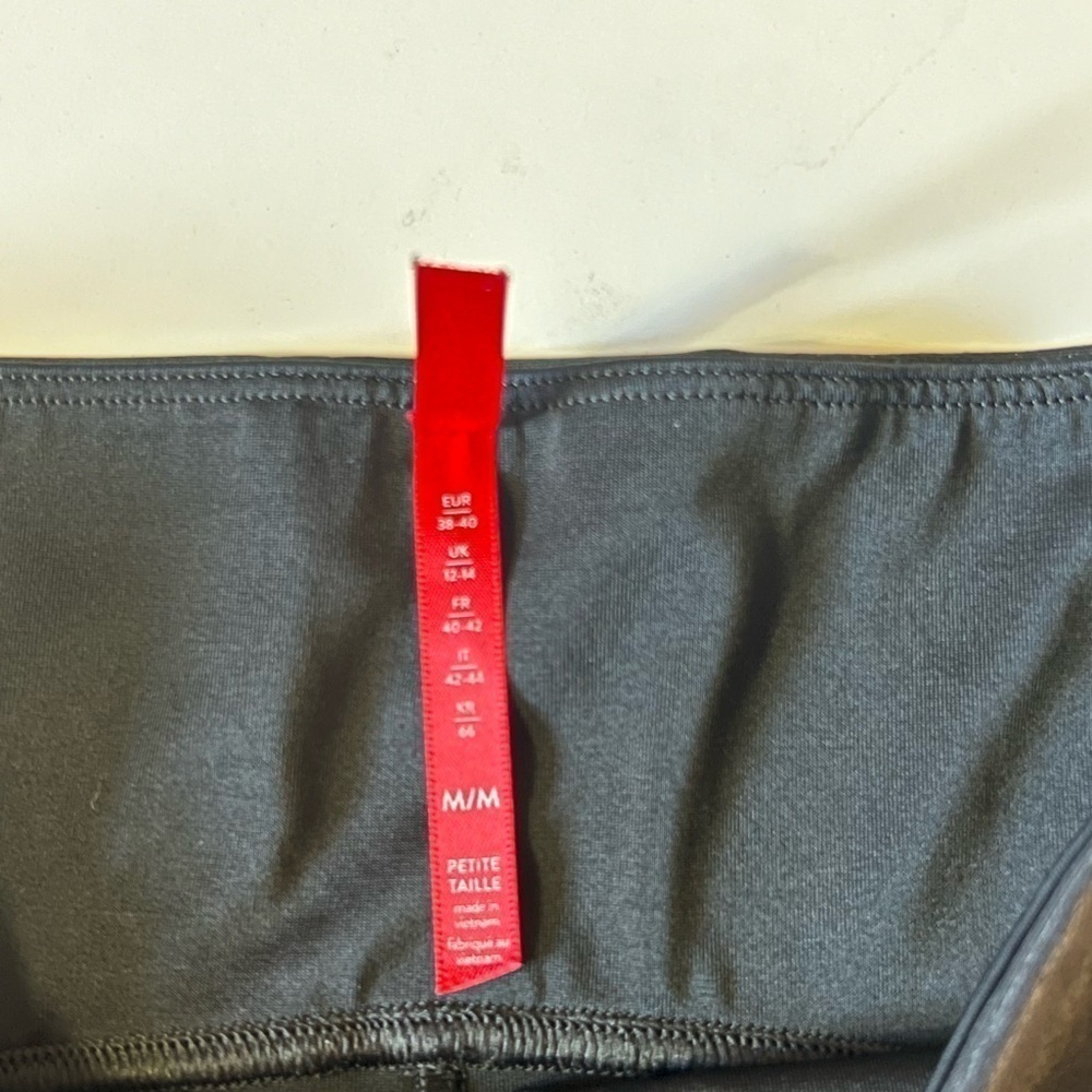 Spanx Faux Leather Leggings Size Medium Petite - Black - Picture 9 of 9